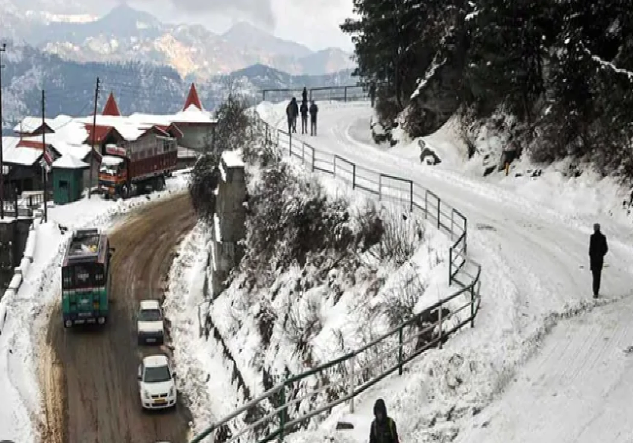 5,000 Tourists Rescued Amid Kullu Snowstorm; Srinagar’s First Snowfall Shuts Highway